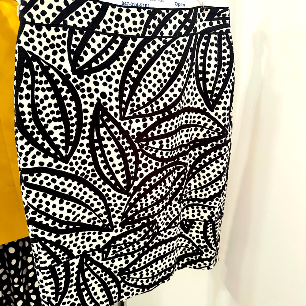 Black and white patterned pencil skirt
